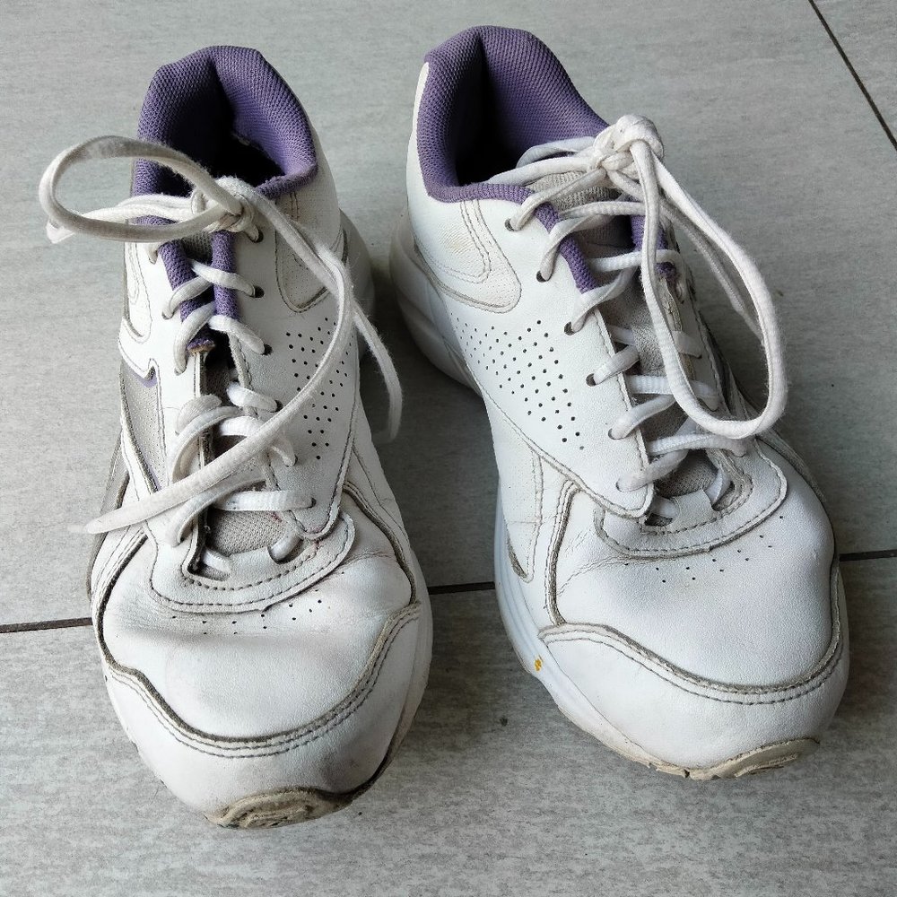 woman's reebok sneakers